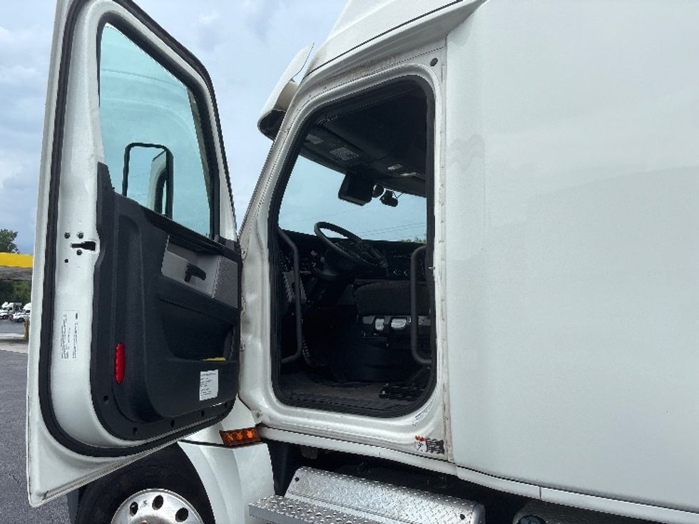 Sleeper Tractor-Heavy Duty Tractors-Freightliner-2022-T12664ST-Forest Park-GA-270,037\n\t\tmiles-$ 102,250 - Image 9