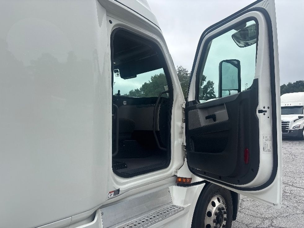 Sleeper Tractor-Heavy Duty Tractors-Freightliner-2022-T12664ST-Forest Park-GA-359,859\n\t\tmiles-$ 93,750 - Image 13