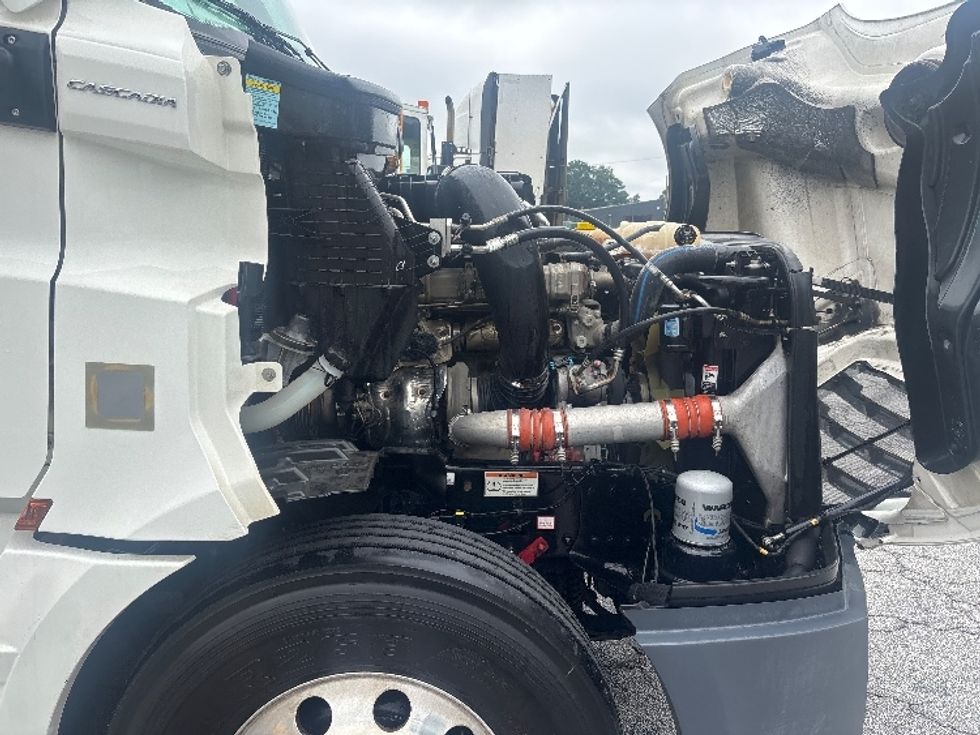 Sleeper Tractor-Heavy Duty Tractors-Freightliner-2022-T12664ST-Forest Park-GA-359,859\n\t\tmiles-$ 93,750 - Image 20