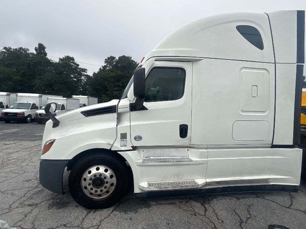 Sleeper Tractor-Heavy Duty Tractors-Freightliner-2022-T12664ST-Forest Park-GA-359,859\n\t\tmiles-$ 93,750 - Image 22