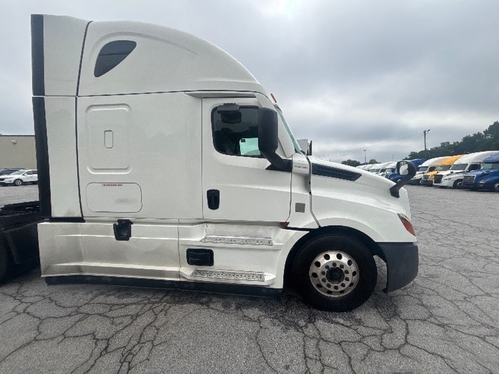 Sleeper Tractor-Heavy Duty Tractors-Freightliner-2022-T12664ST-Forest Park-GA-359,859\n\t\tmiles-$ 93,750 - Image 23