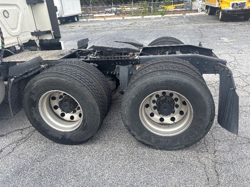 Sleeper Tractor-Heavy Duty Tractors-Freightliner-2022-T12664ST-Forest Park-GA-359,859\n\t\tmiles-$ 93,750 - Image 26