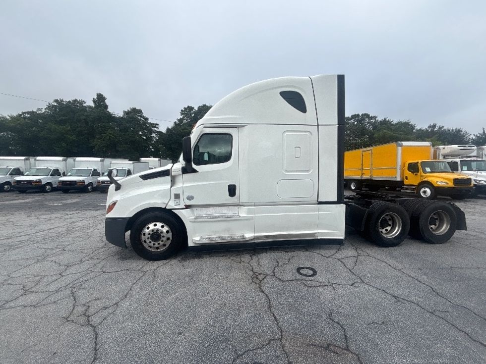 Sleeper Tractor-Heavy Duty Tractors-Freightliner-2022-T12664ST-Forest Park-GA-359,859\n\t\tmiles-$ 93,750 - Image 4