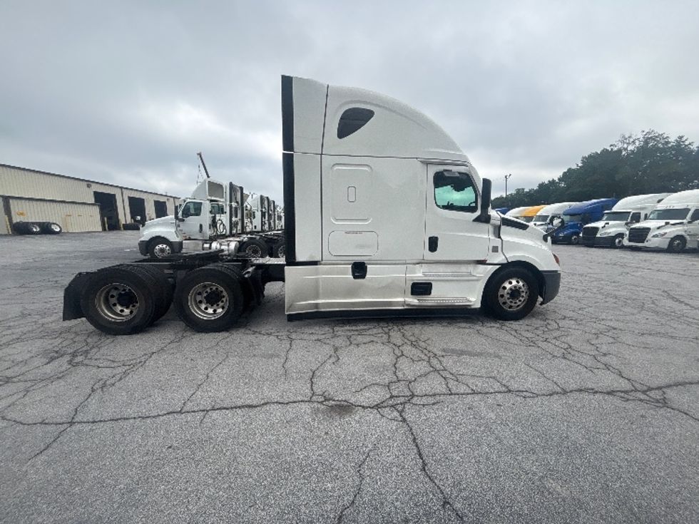 Sleeper Tractor-Heavy Duty Tractors-Freightliner-2022-T12664ST-Forest Park-GA-359,859\n\t\tmiles-$ 93,750 - Image 8