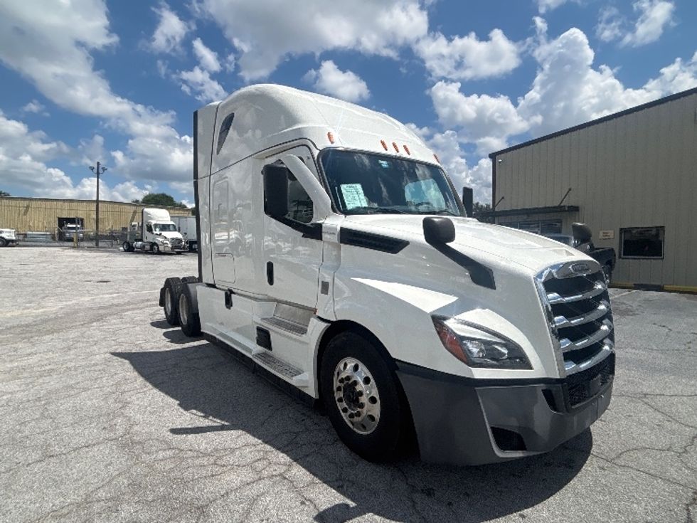 Sleeper Tractor-Heavy Duty Tractors-Freightliner-2022-T12664ST-Forest Park-GA-442,061\n\t\tmiles-$ 83,000 - Image 1
