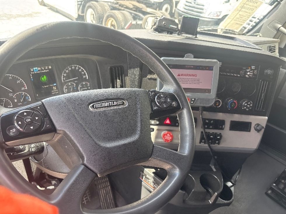 Sleeper Tractor-Heavy Duty Tractors-Freightliner-2022-T12664ST-Forest Park-GA-442,061\n\t\tmiles-$ 83,000 - Image 11