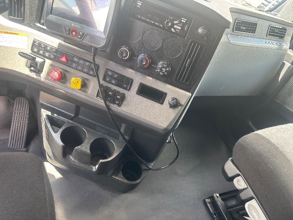 Sleeper Tractor-Heavy Duty Tractors-Freightliner-2022-T12664ST-Forest Park-GA-442,061\n\t\tmiles-$ 83,000 - Image 12