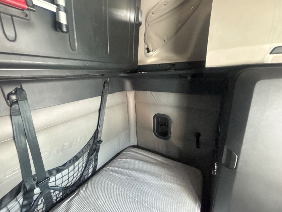 Sleeper Tractor-Heavy Duty Tractors-Freightliner-2022-T12664ST-Forest Park-GA-442,061\n\t\tmiles-$ 83,000 - Image 18