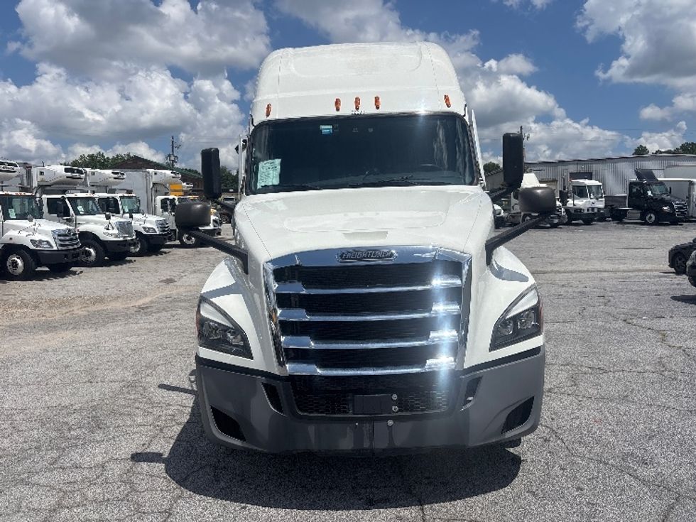 Sleeper Tractor-Heavy Duty Tractors-Freightliner-2022-T12664ST-Forest Park-GA-442,061\n\t\tmiles-$ 83,000 - Image 2