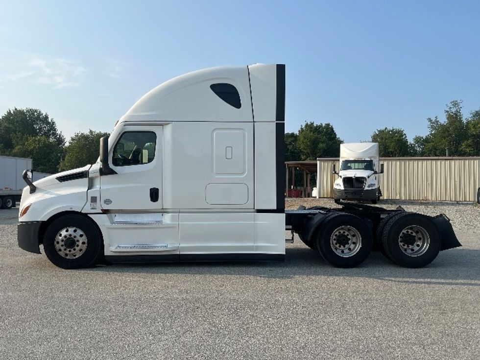 Sleeper Tractor-Heavy Duty Tractors-Freightliner-2022-T12664ST-Forest Park-GA-442,061\n\t\tmiles-$ 83,000 - Image 4