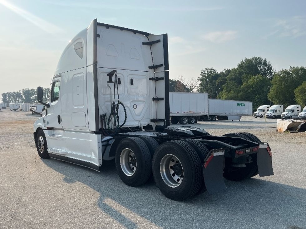 Sleeper Tractor-Heavy Duty Tractors-Freightliner-2022-T12664ST-Forest Park-GA-442,061\n\t\tmiles-$ 83,000 - Image 5