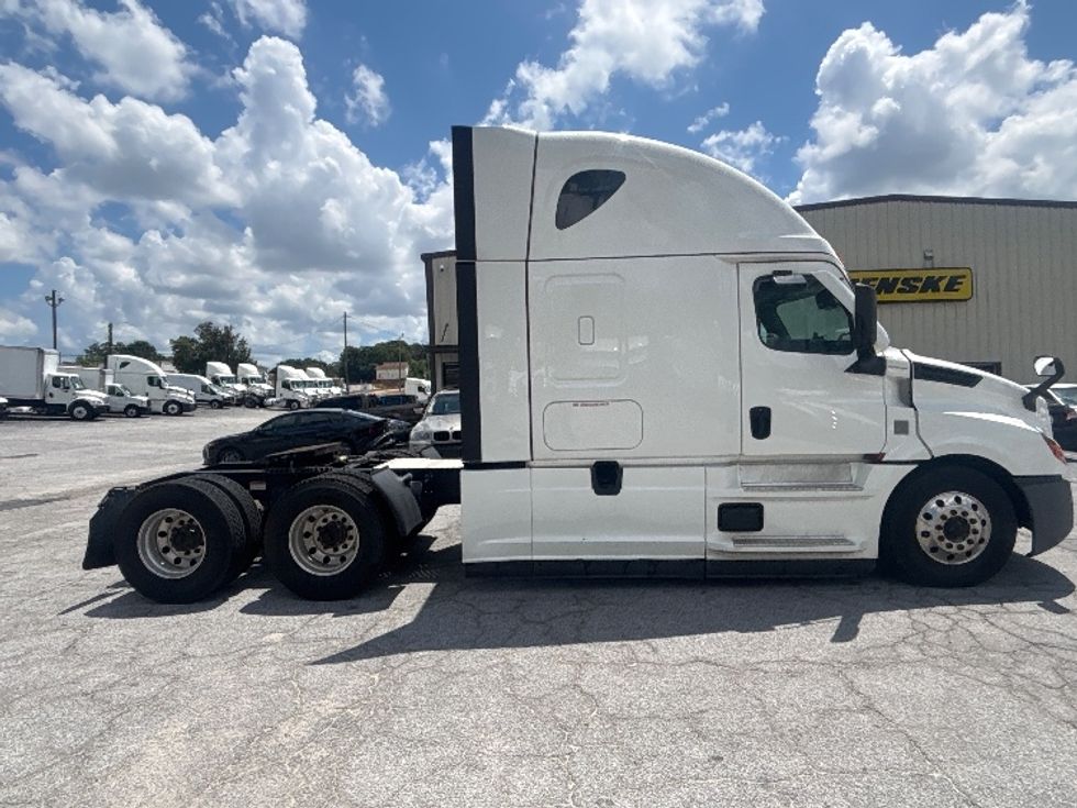 Sleeper Tractor-Heavy Duty Tractors-Freightliner-2022-T12664ST-Forest Park-GA-442,061\n\t\tmiles-$ 83,000 - Image 8