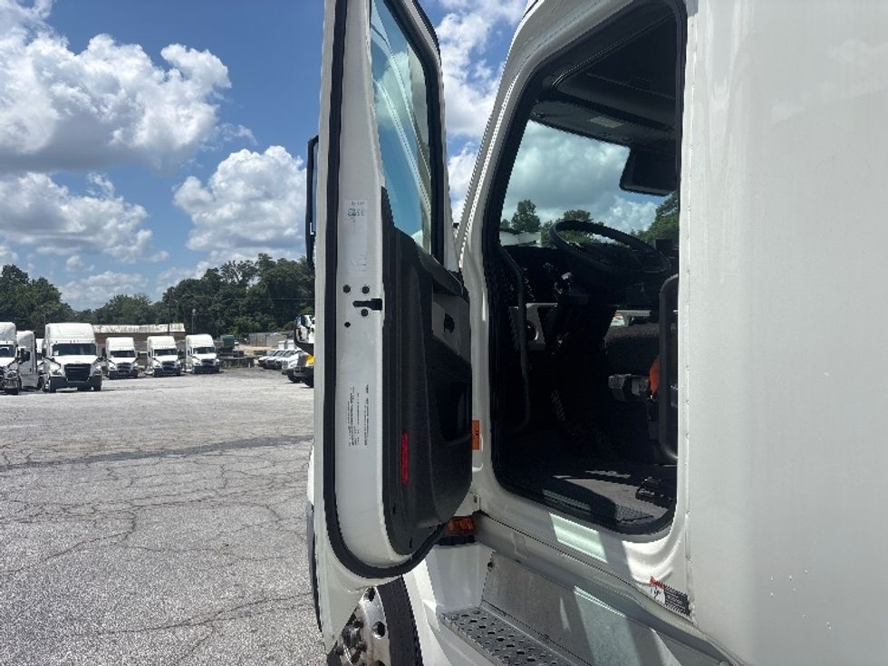 Sleeper Tractor-Heavy Duty Tractors-Freightliner-2022-T12664ST-Forest Park-GA-442,061\n\t\tmiles-$ 83,000 - Image 9