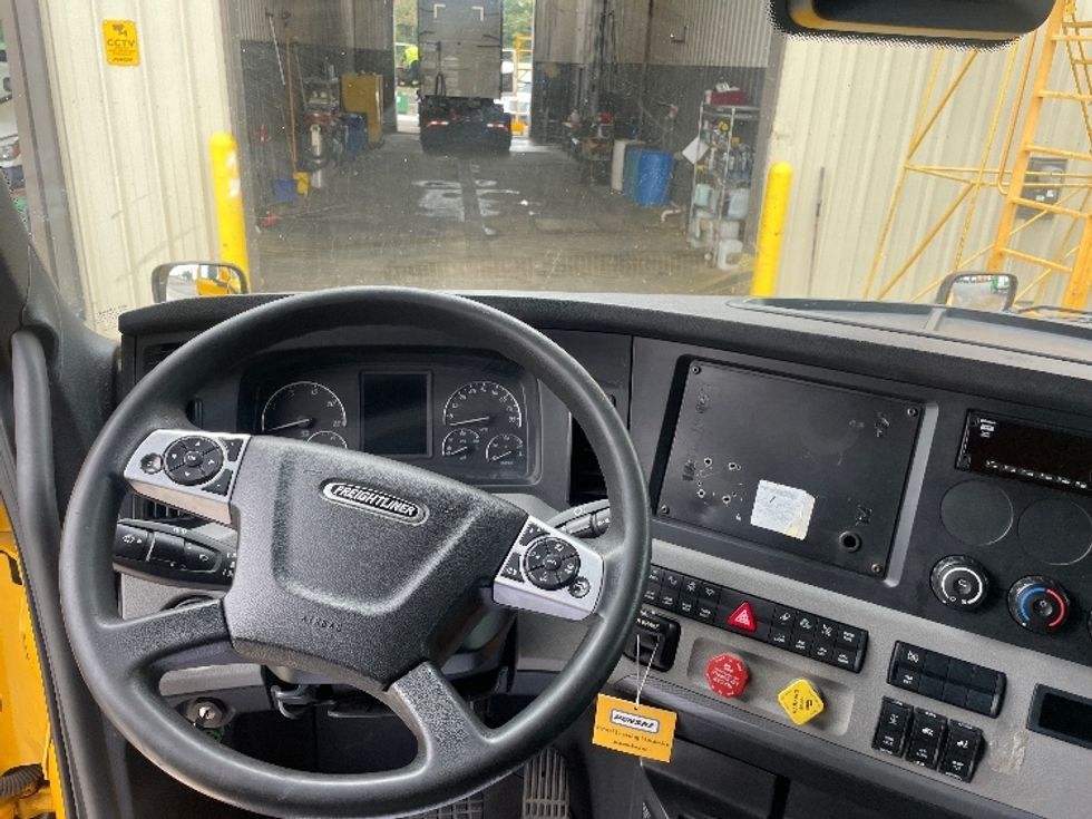 Sleeper Tractor-Heavy Duty Tractors-Freightliner-2022-T12664ST-Forest Park-GA-472,533\n\t\tmiles-$ 69,500 - Image 11
