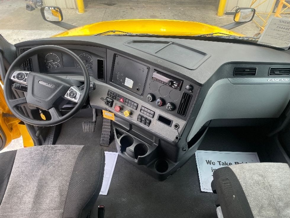 Sleeper Tractor-Heavy Duty Tractors-Freightliner-2022-T12664ST-Forest Park-GA-472,533\n\t\tmiles-$ 69,500 - Image 12