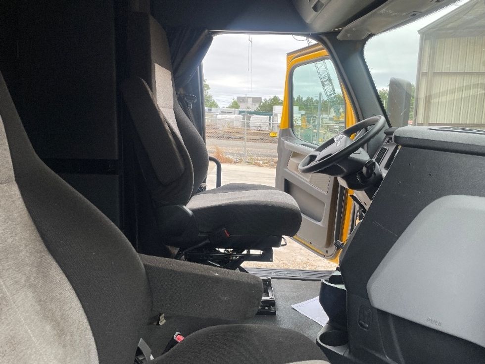 Sleeper Tractor-Heavy Duty Tractors-Freightliner-2022-T12664ST-Forest Park-GA-472,533\n\t\tmiles-$ 69,500 - Image 15