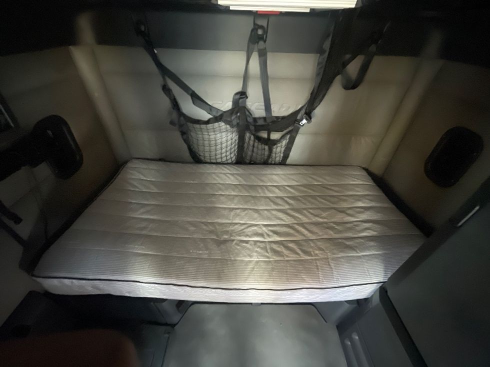 Sleeper Tractor-Heavy Duty Tractors-Freightliner-2022-T12664ST-Forest Park-GA-472,533\n\t\tmiles-$ 69,500 - Image 16