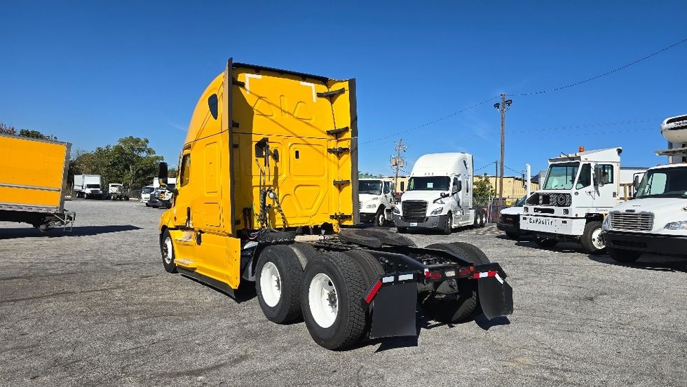 Sleeper Tractor-Heavy Duty Tractors-Freightliner-2022-T12664ST-Forest Park-GA-472,533\n\t\tmiles-$ 69,500 - Image 5