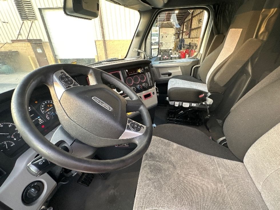 Sleeper Tractor-Heavy Duty Tractors-Freightliner-2022-T12664ST-Forest Park-GA-504,507\n\t\tmiles-$ 65,500 - Image 10