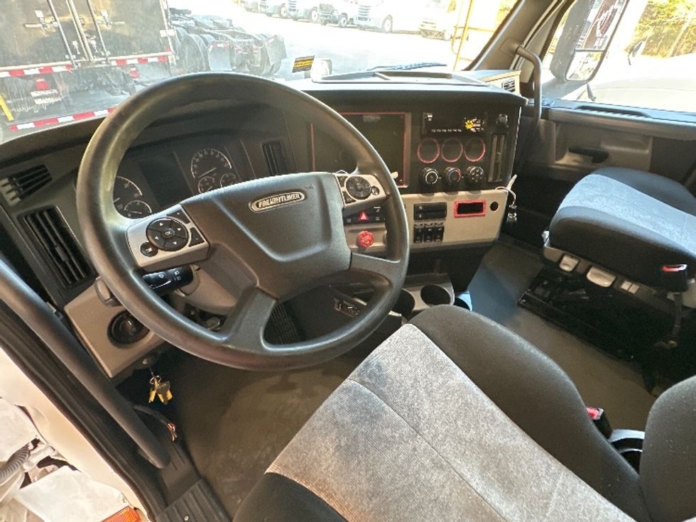 Sleeper Tractor-Heavy Duty Tractors-Freightliner-2022-T12664ST-Forest Park-GA-504,507\n\t\tmiles-$ 65,500 - Image 11