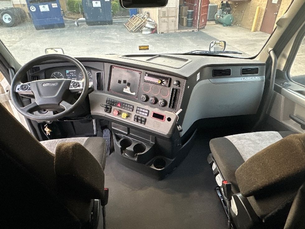 Sleeper Tractor-Heavy Duty Tractors-Freightliner-2022-T12664ST-Forest Park-GA-504,507\n\t\tmiles-$ 65,500 - Image 12