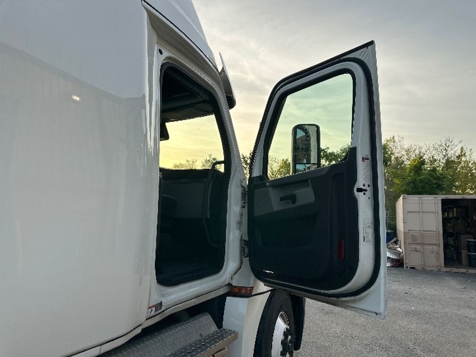 Sleeper Tractor-Heavy Duty Tractors-Freightliner-2022-T12664ST-Forest Park-GA-504,507\n\t\tmiles-$ 65,500 - Image 13