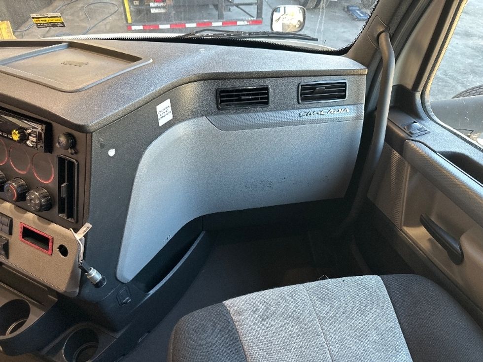 Sleeper Tractor-Heavy Duty Tractors-Freightliner-2022-T12664ST-Forest Park-GA-504,507\n\t\tmiles-$ 65,500 - Image 14