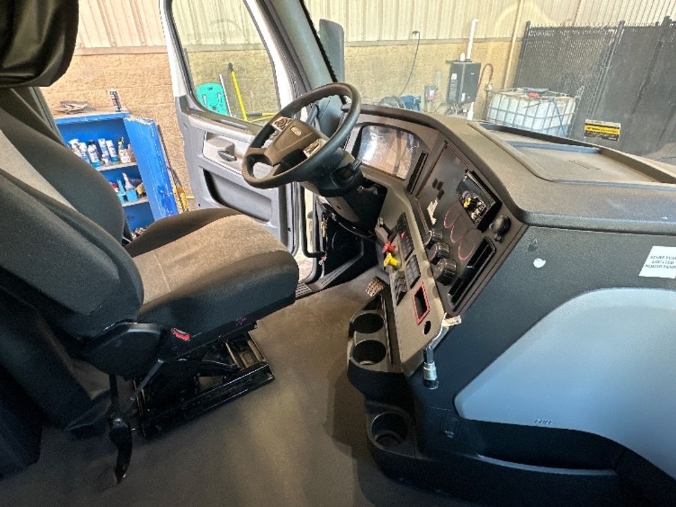 Sleeper Tractor-Heavy Duty Tractors-Freightliner-2022-T12664ST-Forest Park-GA-504,507\n\t\tmiles-$ 65,500 - Image 15
