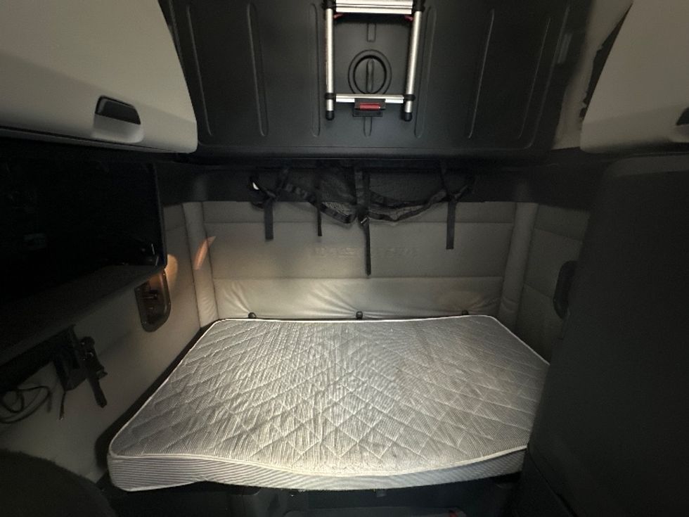 Sleeper Tractor-Heavy Duty Tractors-Freightliner-2022-T12664ST-Forest Park-GA-504,507\n\t\tmiles-$ 65,500 - Image 16