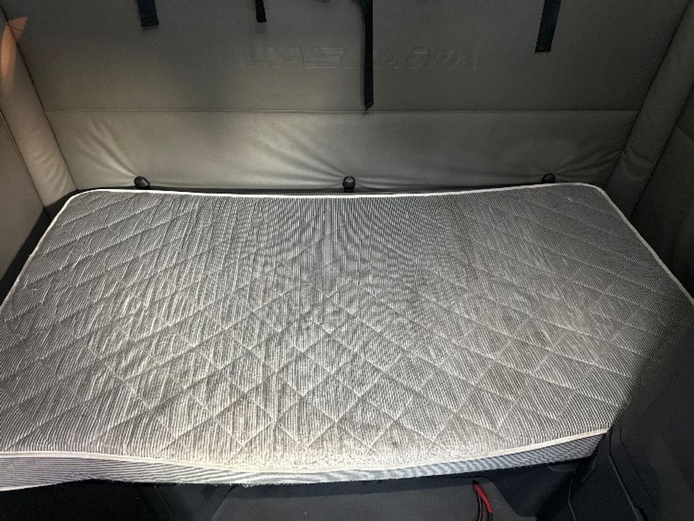 Sleeper Tractor-Heavy Duty Tractors-Freightliner-2022-T12664ST-Forest Park-GA-504,507\n\t\tmiles-$ 65,500 - Image 17