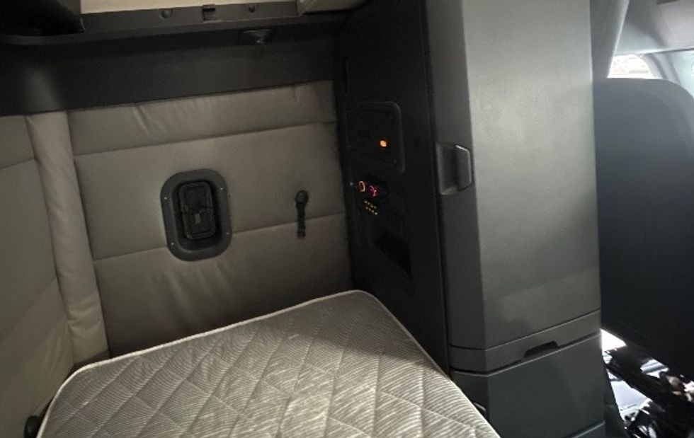 Sleeper Tractor-Heavy Duty Tractors-Freightliner-2022-T12664ST-Forest Park-GA-504,507\n\t\tmiles-$ 65,500 - Image 18