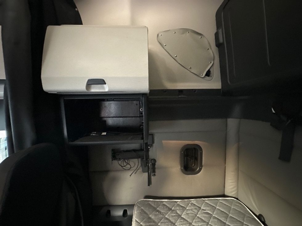 Sleeper Tractor-Heavy Duty Tractors-Freightliner-2022-T12664ST-Forest Park-GA-504,507\n\t\tmiles-$ 65,500 - Image 19