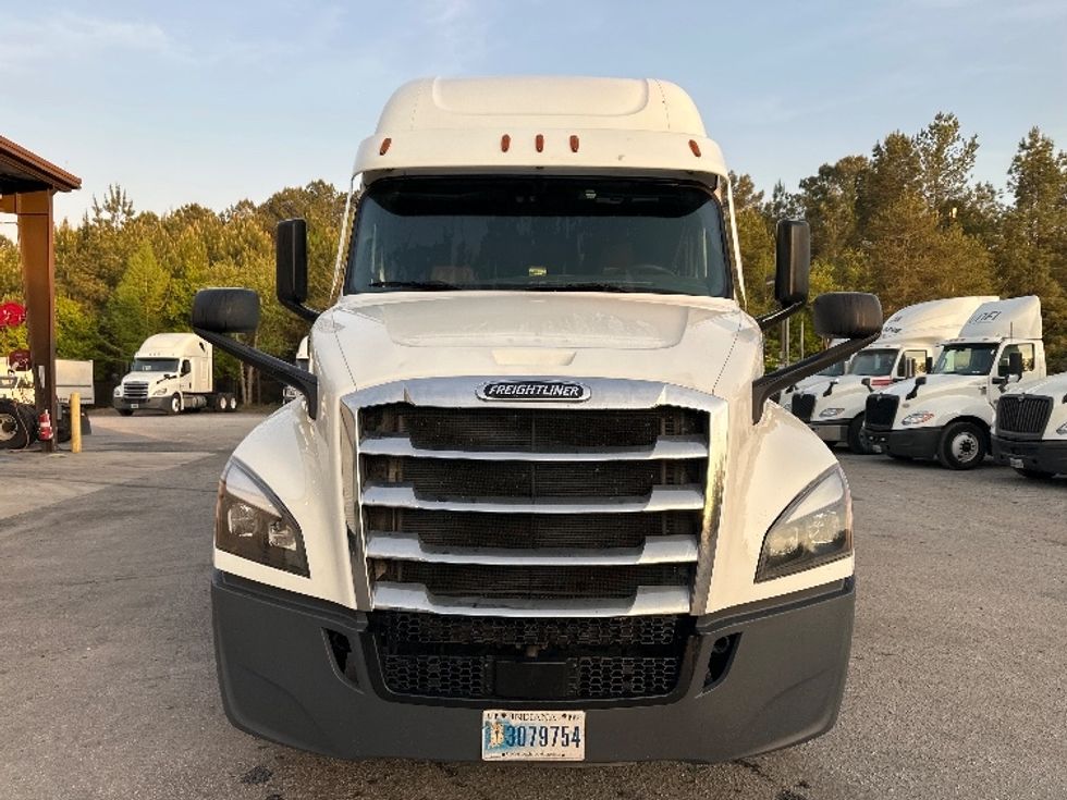 Sleeper Tractor-Heavy Duty Tractors-Freightliner-2022-T12664ST-Forest Park-GA-504,507\n\t\tmiles-$ 65,500 - Image 2