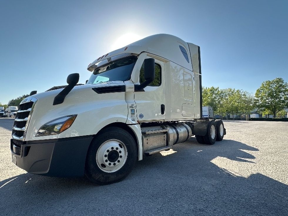 Sleeper Tractor-Heavy Duty Tractors-Freightliner-2022-T12664ST-Forest Park-GA-504,507\n\t\tmiles-$ 65,500 - Image 3