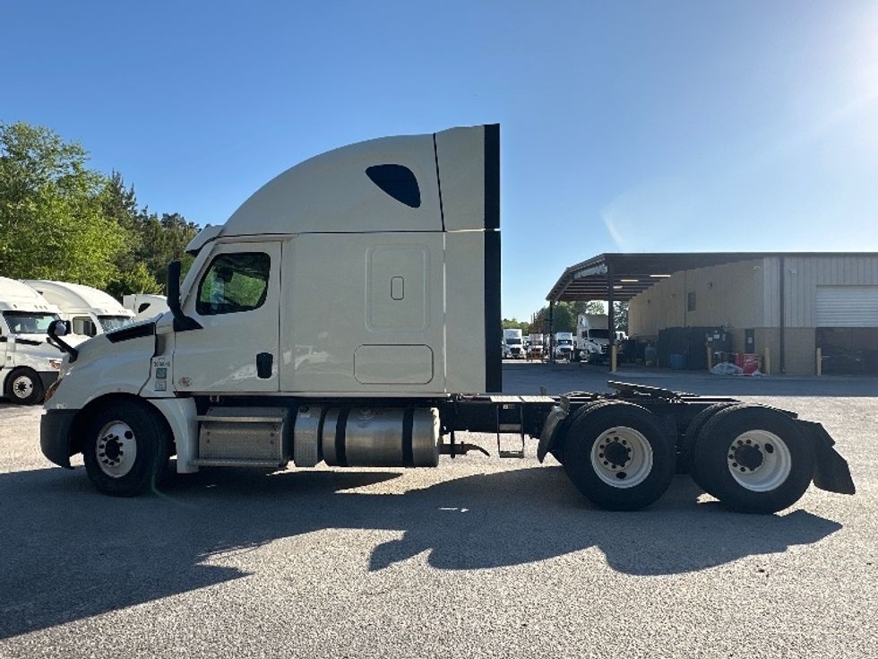 Sleeper Tractor-Heavy Duty Tractors-Freightliner-2022-T12664ST-Forest Park-GA-504,507\n\t\tmiles-$ 65,500 - Image 4