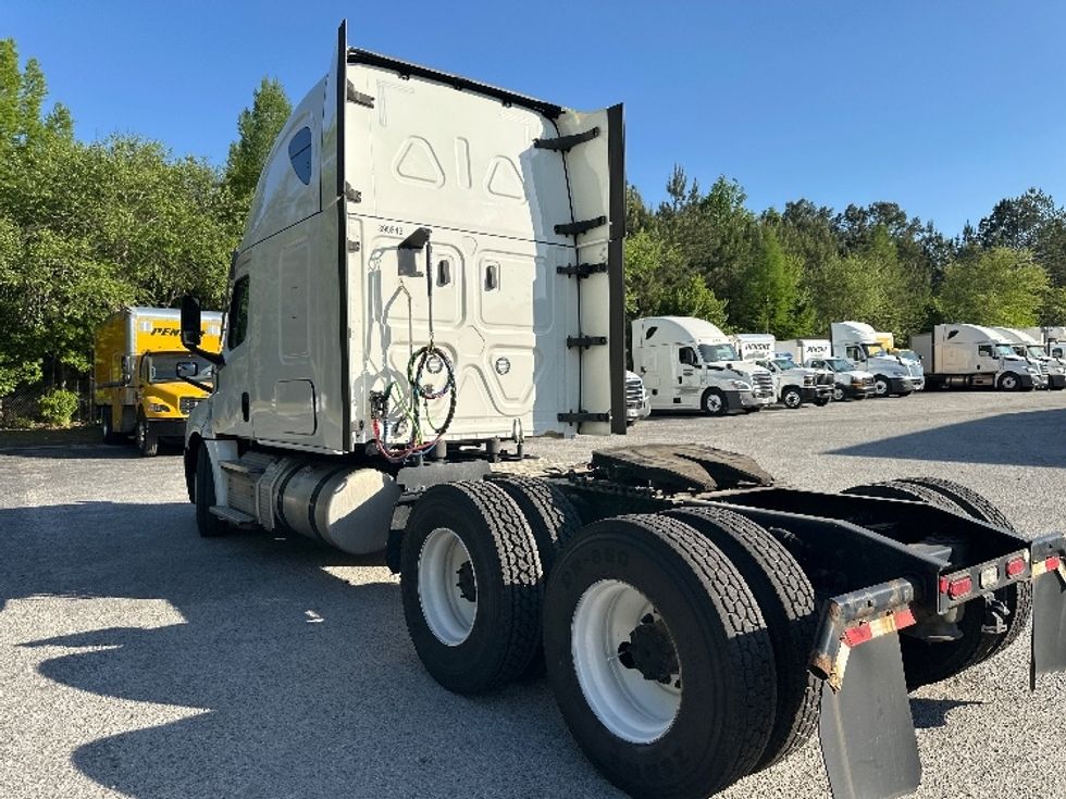 Sleeper Tractor-Heavy Duty Tractors-Freightliner-2022-T12664ST-Forest Park-GA-504,507\n\t\tmiles-$ 65,500 - Image 5