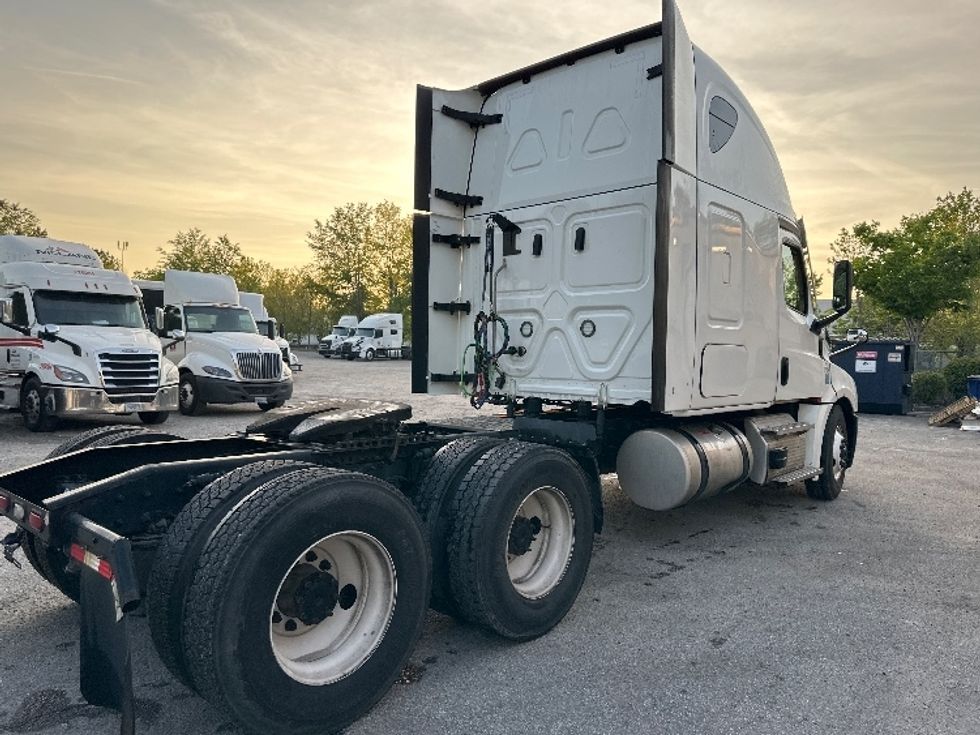 Sleeper Tractor-Heavy Duty Tractors-Freightliner-2022-T12664ST-Forest Park-GA-504,507\n\t\tmiles-$ 65,500 - Image 7