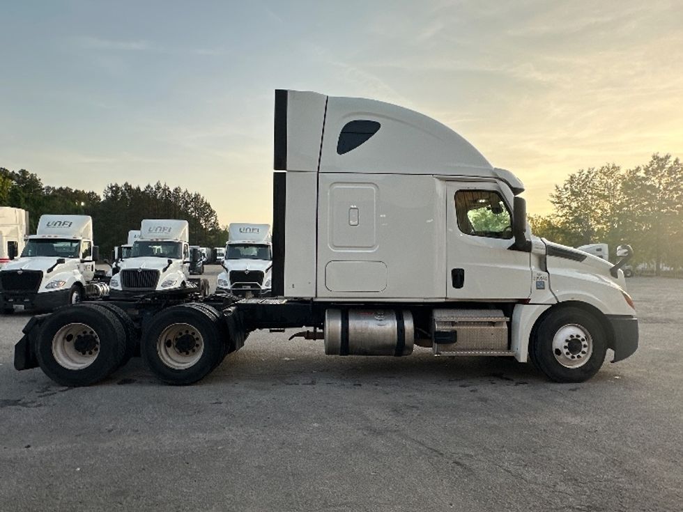 Sleeper Tractor-Heavy Duty Tractors-Freightliner-2022-T12664ST-Forest Park-GA-504,507\n\t\tmiles-$ 65,500 - Image 8