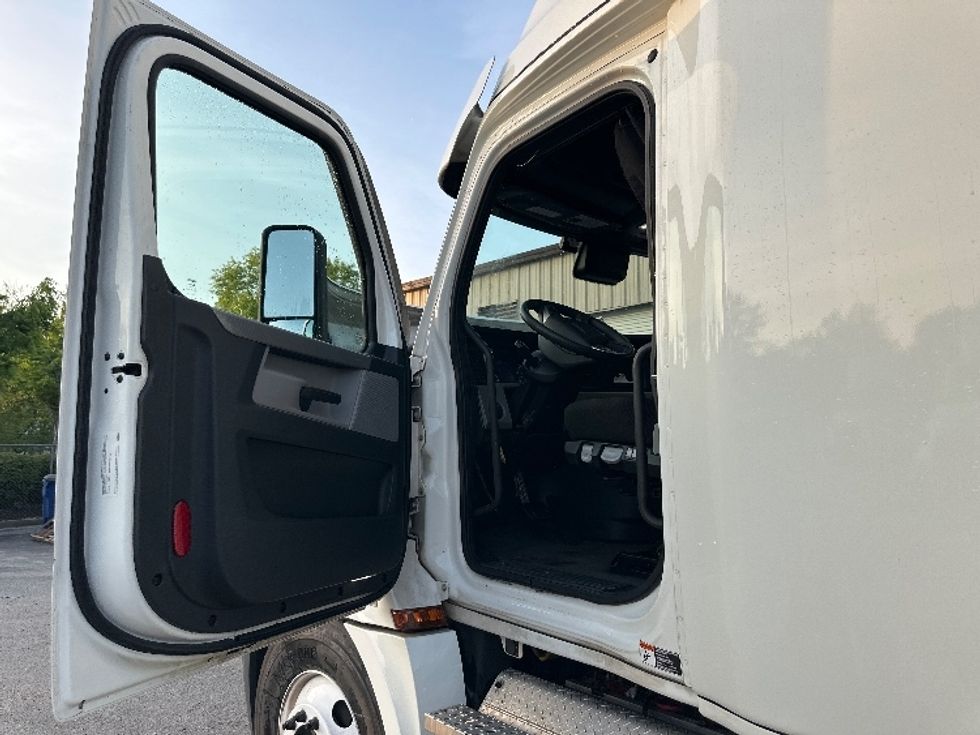 Sleeper Tractor-Heavy Duty Tractors-Freightliner-2022-T12664ST-Forest Park-GA-504,507\n\t\tmiles-$ 65,500 - Image 9