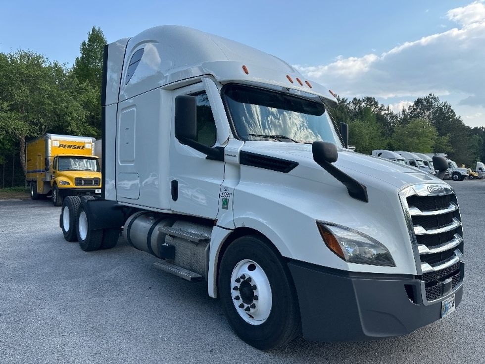 Sleeper Tractor-Heavy Duty Tractors-Freightliner-2022-T12664ST-Forest Park-GA-511,126\n\t\tmiles-$ 65,250 - Image 1