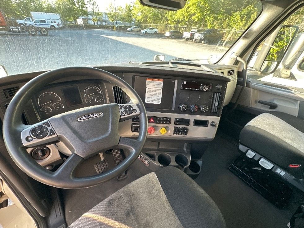 Sleeper Tractor-Heavy Duty Tractors-Freightliner-2022-T12664ST-Forest Park-GA-511,126\n\t\tmiles-$ 65,250 - Image 11