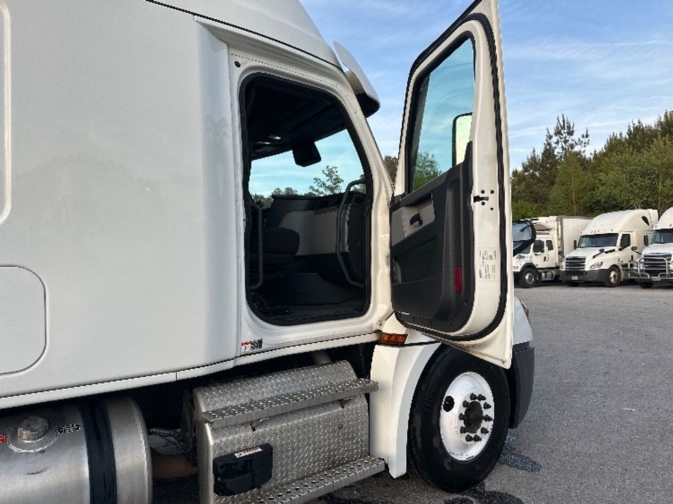 Sleeper Tractor-Heavy Duty Tractors-Freightliner-2022-T12664ST-Forest Park-GA-511,126\n\t\tmiles-$ 65,250 - Image 13