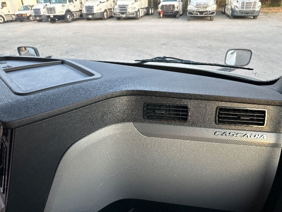 Sleeper Tractor-Heavy Duty Tractors-Freightliner-2022-T12664ST-Forest Park-GA-511,126\n\t\tmiles-$ 65,250 - Image 14