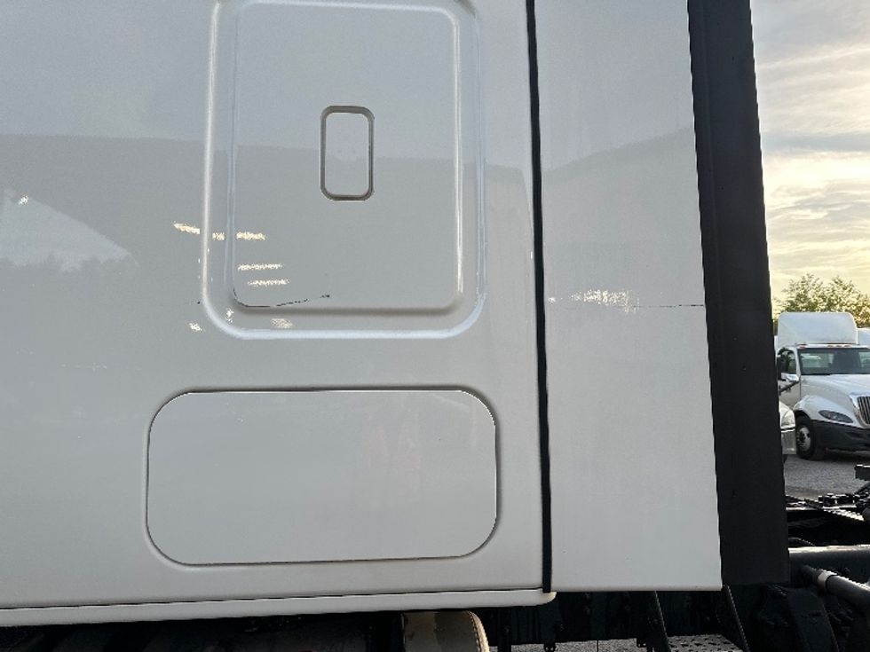 Sleeper Tractor-Heavy Duty Tractors-Freightliner-2022-T12664ST-Forest Park-GA-511,126\n\t\tmiles-$ 65,250 - Image 22