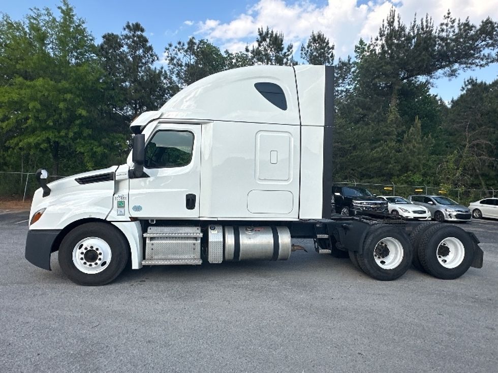 Sleeper Tractor-Heavy Duty Tractors-Freightliner-2022-T12664ST-Forest Park-GA-511,126\n\t\tmiles-$ 65,250 - Image 4