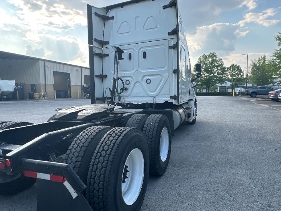Sleeper Tractor-Heavy Duty Tractors-Freightliner-2022-T12664ST-Forest Park-GA-511,126\n\t\tmiles-$ 65,250 - Image 7