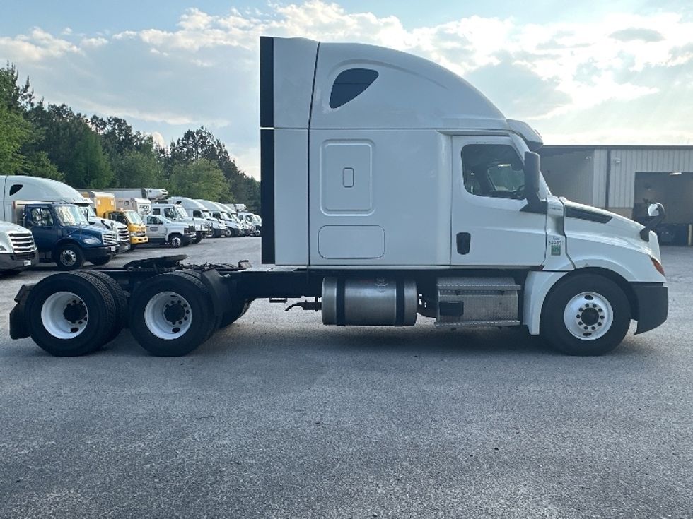 Sleeper Tractor-Heavy Duty Tractors-Freightliner-2022-T12664ST-Forest Park-GA-511,126\n\t\tmiles-$ 65,250 - Image 8