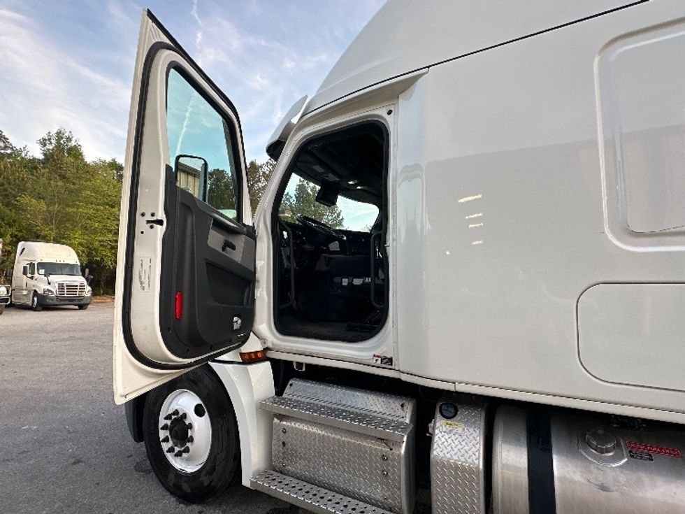 Sleeper Tractor-Heavy Duty Tractors-Freightliner-2022-T12664ST-Forest Park-GA-511,126\n\t\tmiles-$ 65,250 - Image 9