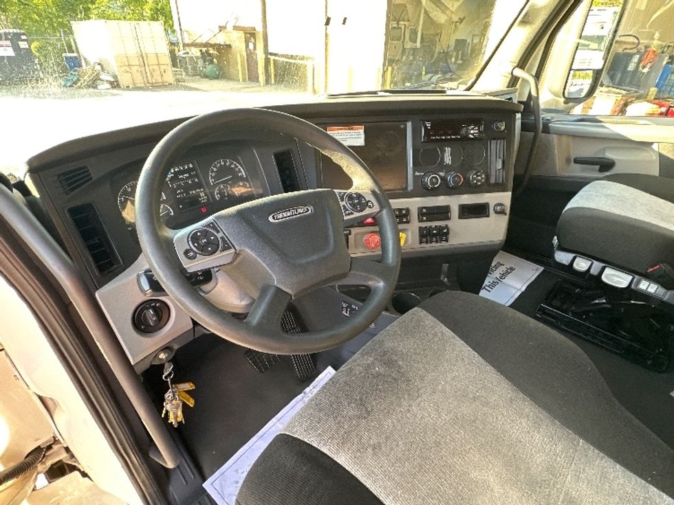 Sleeper Tractor-Heavy Duty Tractors-Freightliner-2022-T12664ST-Forest Park-GA-528,127\n\t\tmiles-$ 63,250 - Image 11