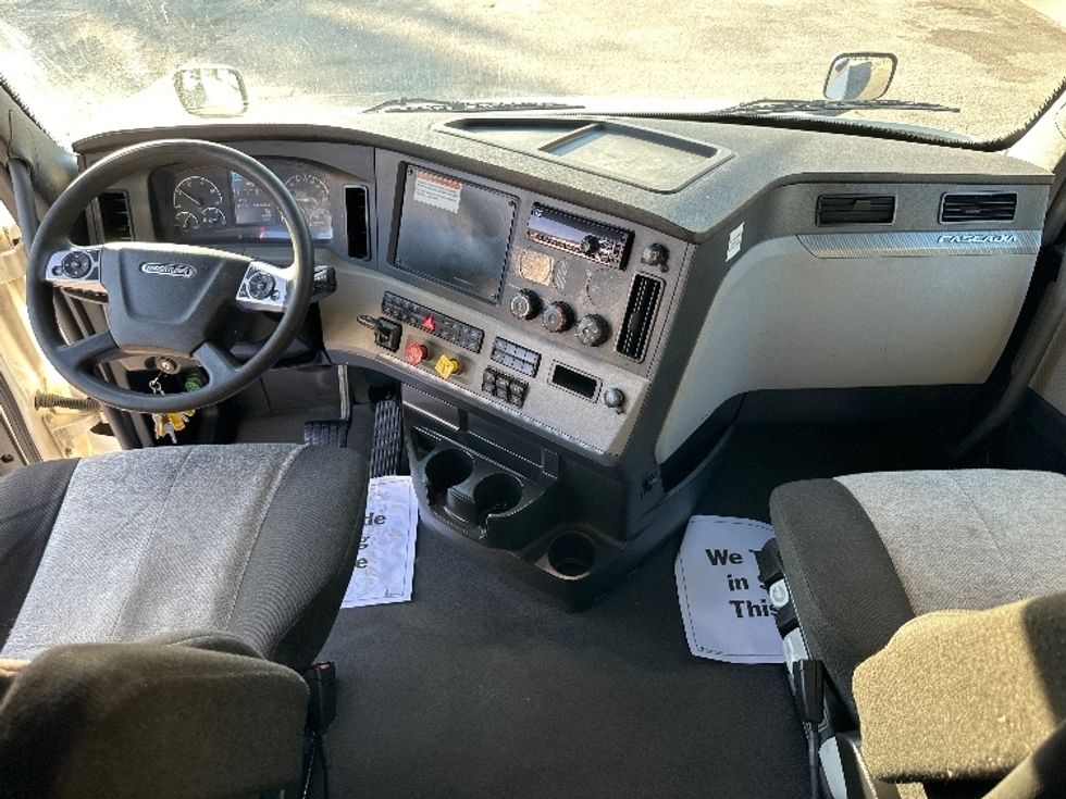 Sleeper Tractor-Heavy Duty Tractors-Freightliner-2022-T12664ST-Forest Park-GA-528,127\n\t\tmiles-$ 63,250 - Image 12